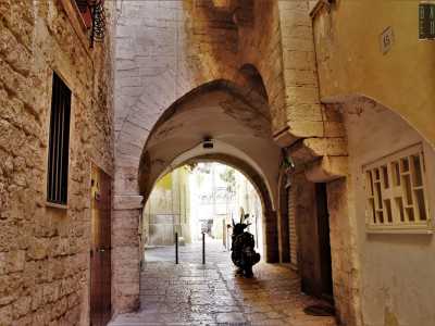 Dopo pochi passi ci ritroviamo quindi dall�altro lato della strada e girandoci possiamo osservare come l�uscita del passaggio sia molto diversa dalla sua entrata...